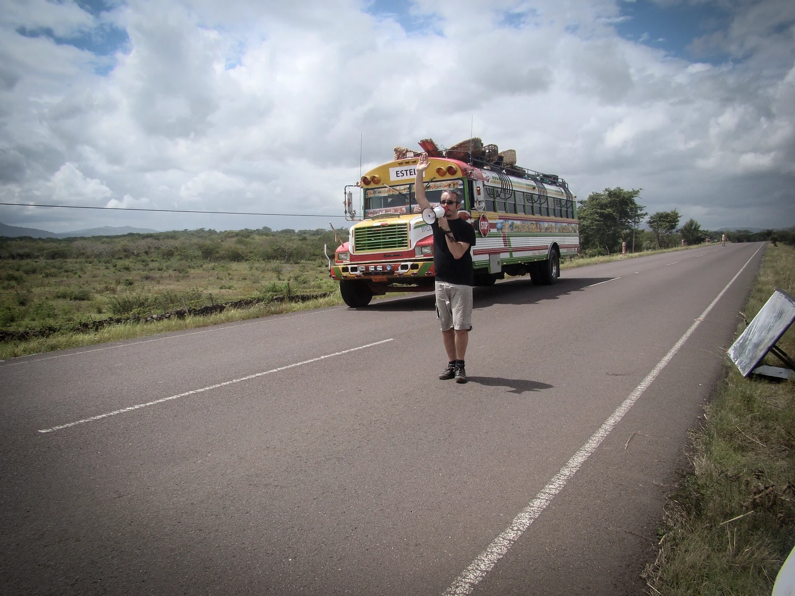 Coordinación del rodaje en carretera delante de un autobús de Estelí