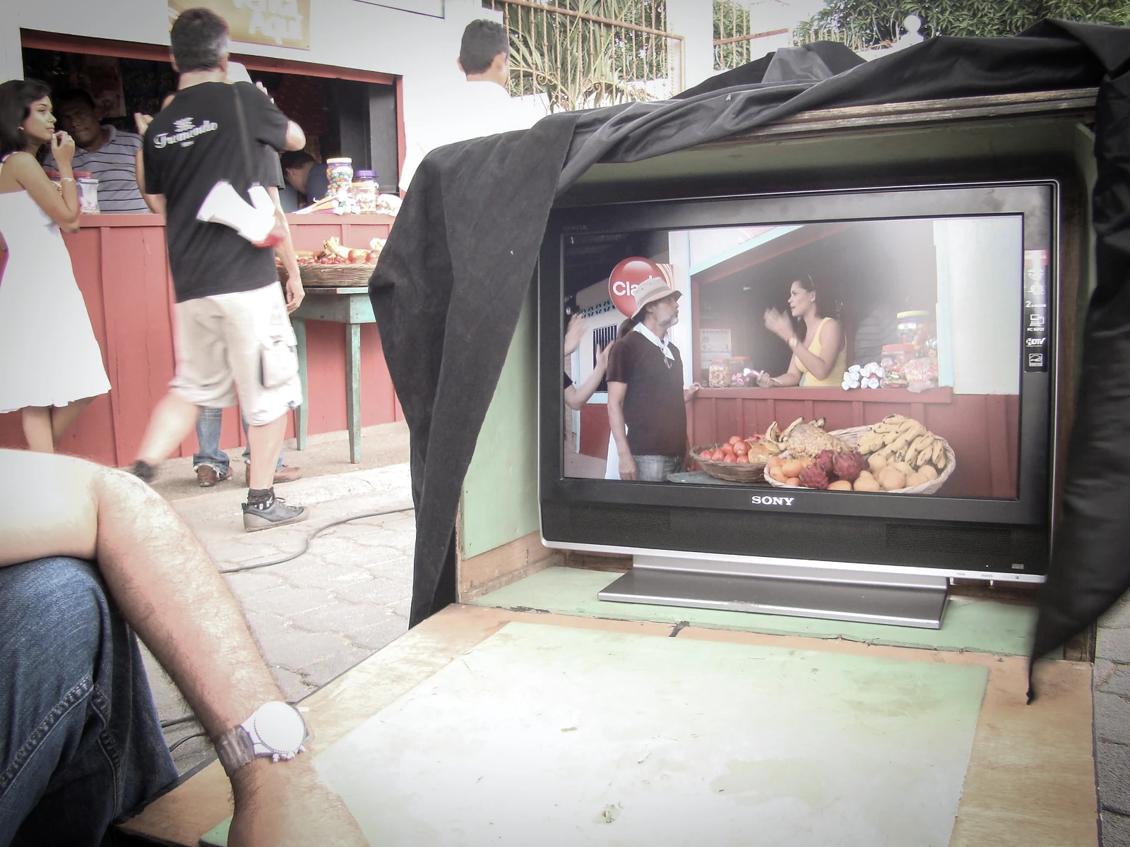 Monitor del rodaje mostrando una escena en el mostrador de la pulpería