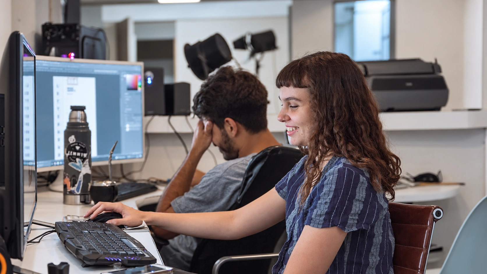Equipo de Galopante trabajando en edición