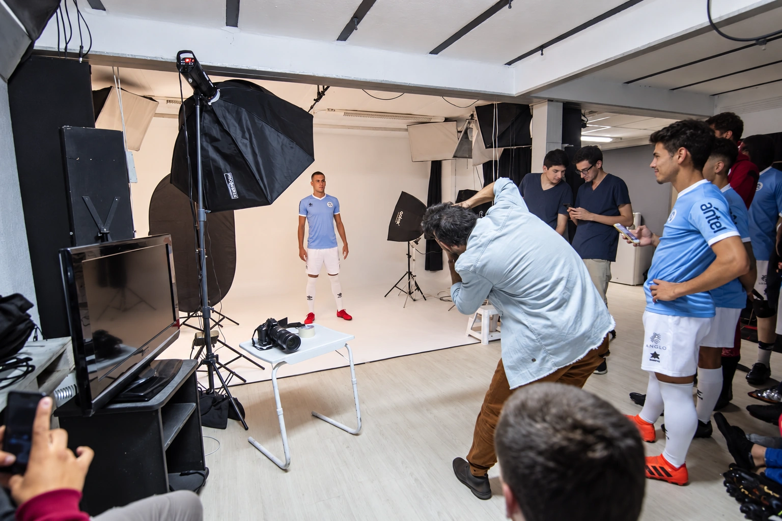 Sesión de fotos de equipo deportivo en el estudio